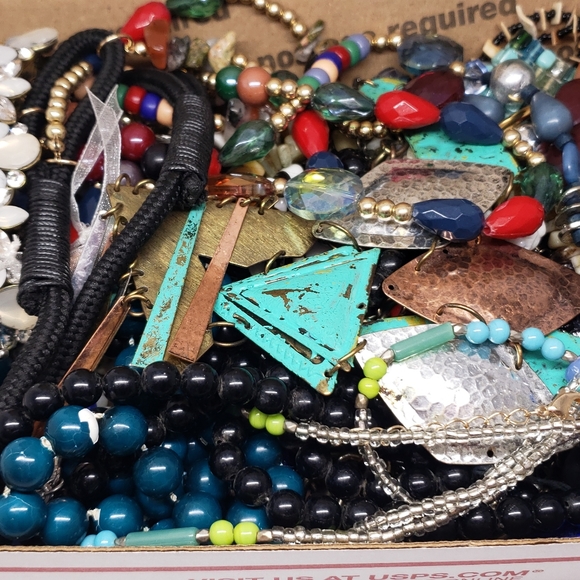 2+ lb. Vintage to Now Mixed Craft/Wearable Jewelry Lot. - Picture 3 of 5